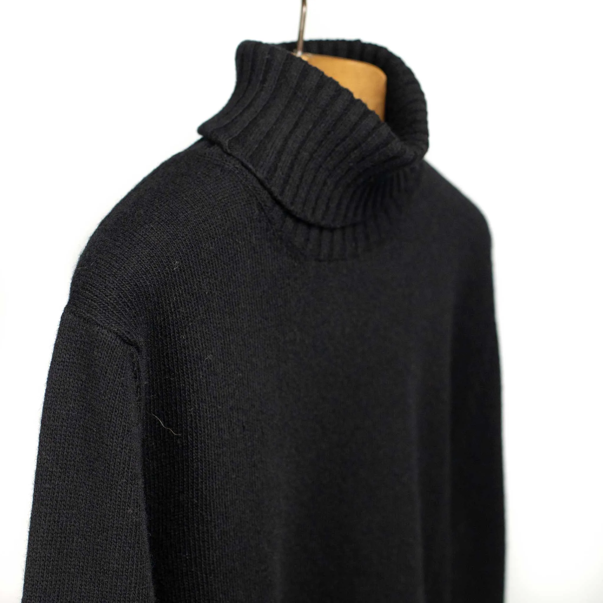 Aamintore turtleneck in Black fine knit wool